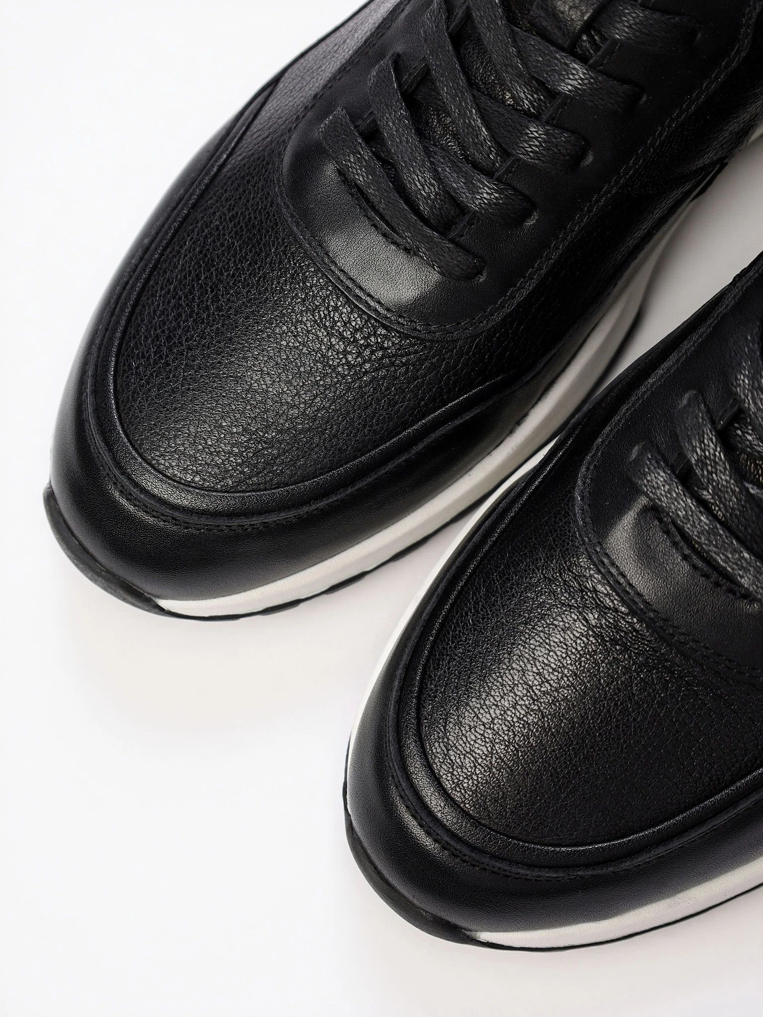 Кроссовки черного цвета на средней контрастной подошве